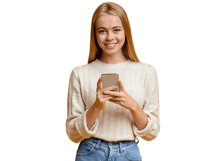 Женщина держит в руках телефон с приложением MyACUVUE®
