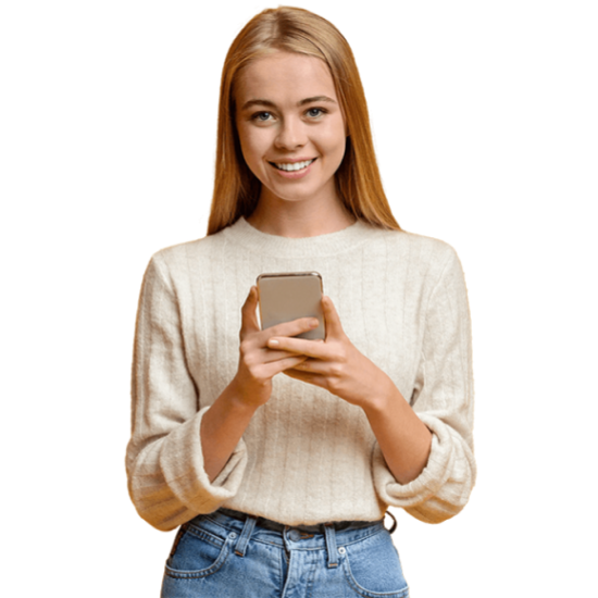 Женщина держит в руках телефон с приложением MyACUVUE®